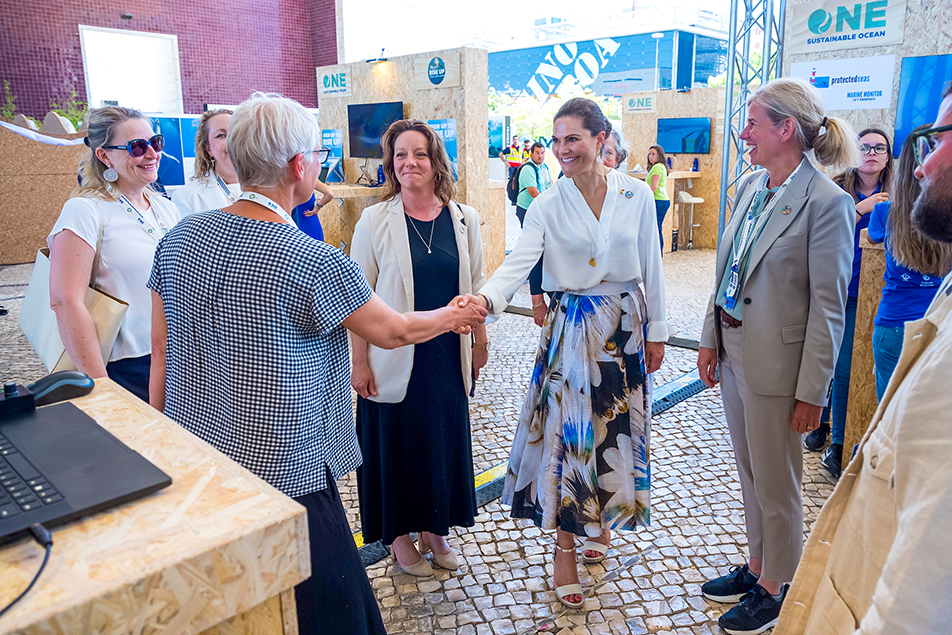 The Crown Princess and Minister for International Development Cooperation Matilda Ernkrans greet representatives from Keep Sweden Tidy. 