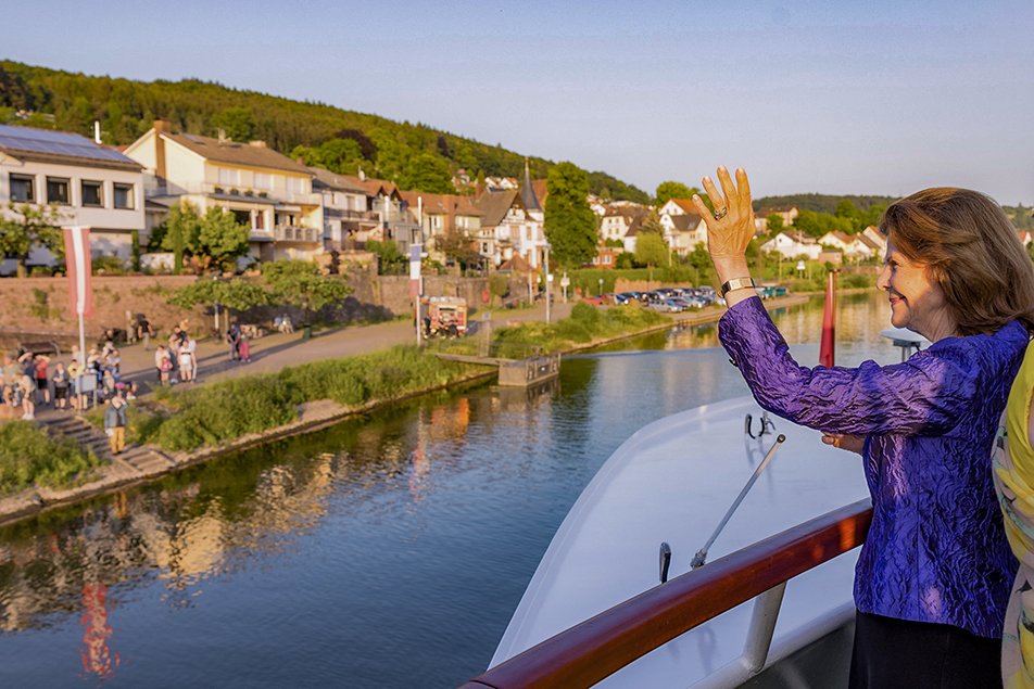 Drottningen ombord på ”MS Queen Silvia” under färden på floden Neckar. 