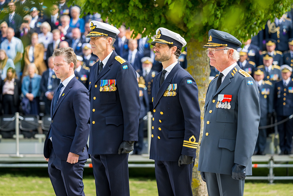 Kungen och Prins Carl Philip tillsammans med överbefälhavare Micael Bydén och försvarsminister Pål Jonsson. 