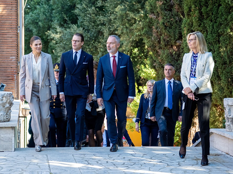 Kronprinsessan, Prins Daniel och ambassadör Björklund på väg till Svenska institutet för en nätverkslunch mellan svenska och italienska företag.