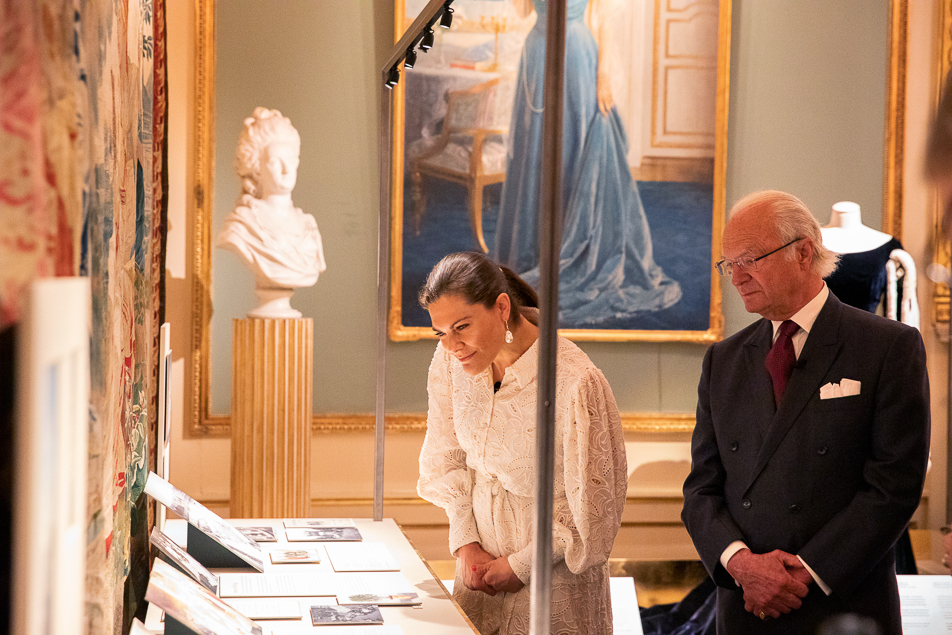 Kungen och Kronprinsessan tittar på historiska bilder från kronprinsessan Margaretas liv. 