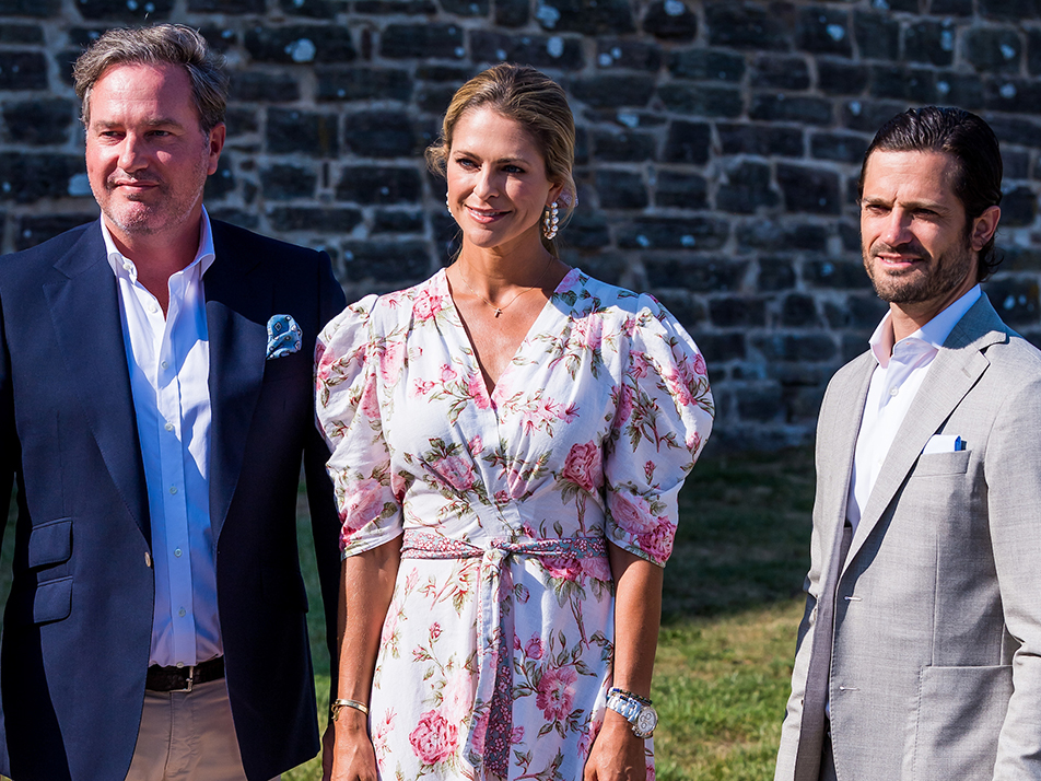 Herr Christopher O'Neill, Prinsessan Madeleine och Prins Carl Philip anländer till Borgholms slottsruin.