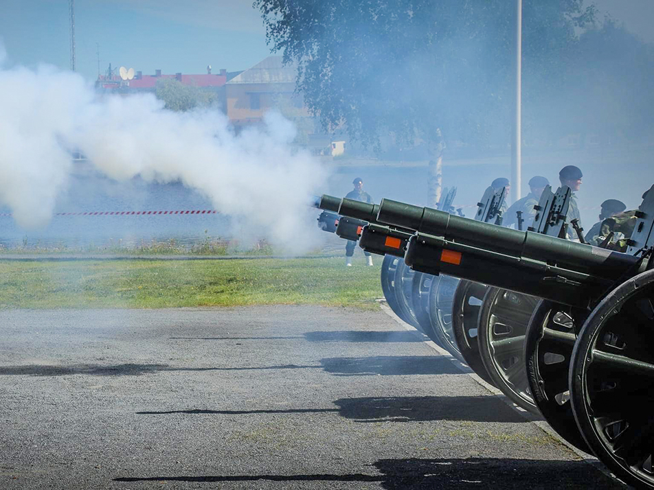 Artilleriregementet A9:s salutskjutning på Kvarnängen i Boden.