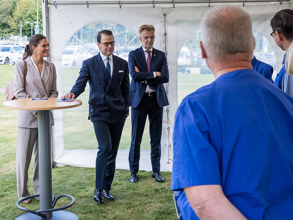 Kronprinsessparet samtalar med representanter från Skaraborgs sjukhus. 