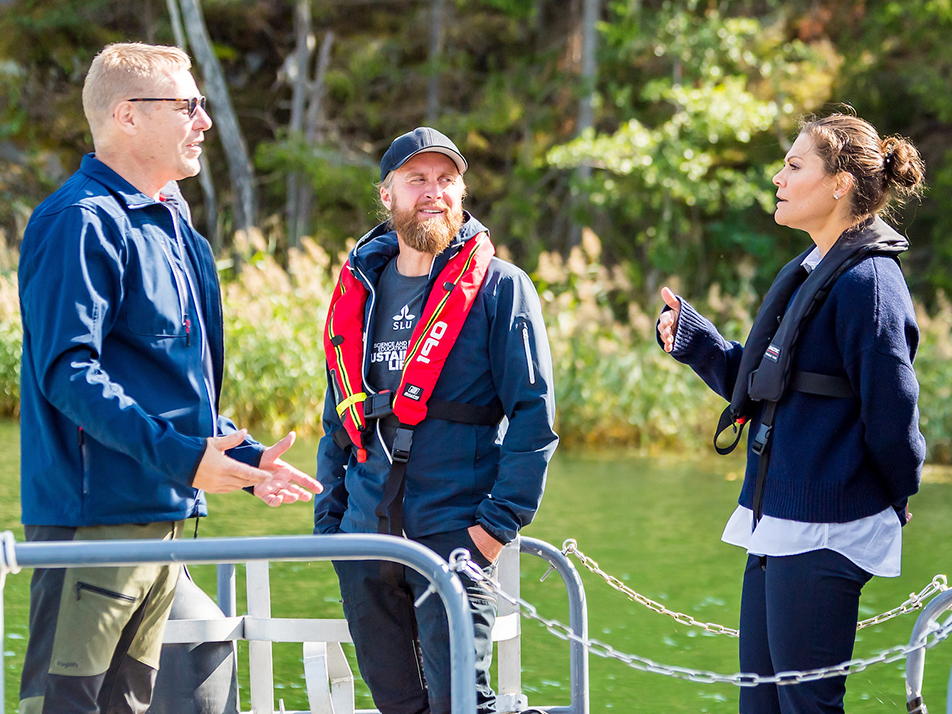 Kronprinsessan i samtal med Stefan Gullstrand och Jens Olsson om Östersjön ombord på båten till Utö. 