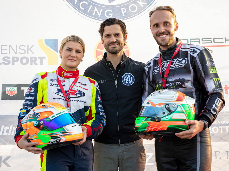 Prins Carl Philip tillsammans med Mathilda Olsson och Max Lindén, vinnarna i Prins Carl Philips Racing Pokal. 