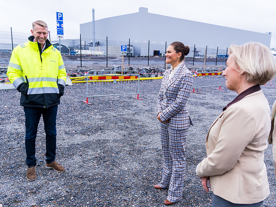 Kronprinsessan och landshövdingen hälsades välkomna till Northvolt av företagets vd Peter Carlsson. 