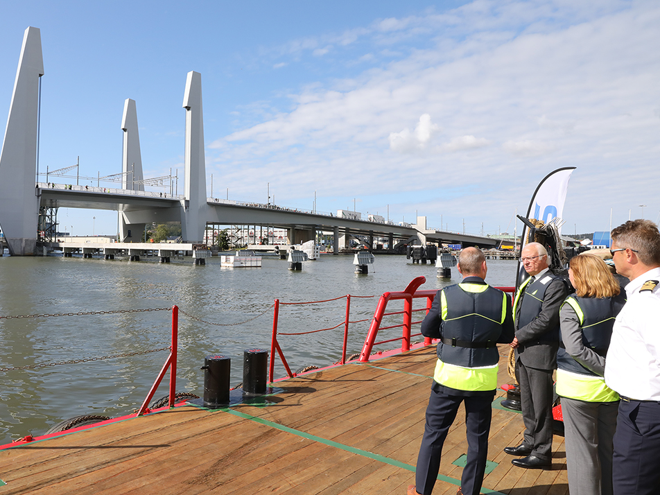 The King is given a guided tour of the Hisingsbron Bridge from the water. 