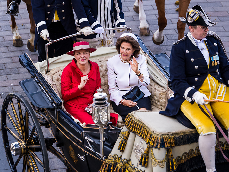 Drottningen och fru Elke Büdenbender i kortegen mot Kungliga slottet.