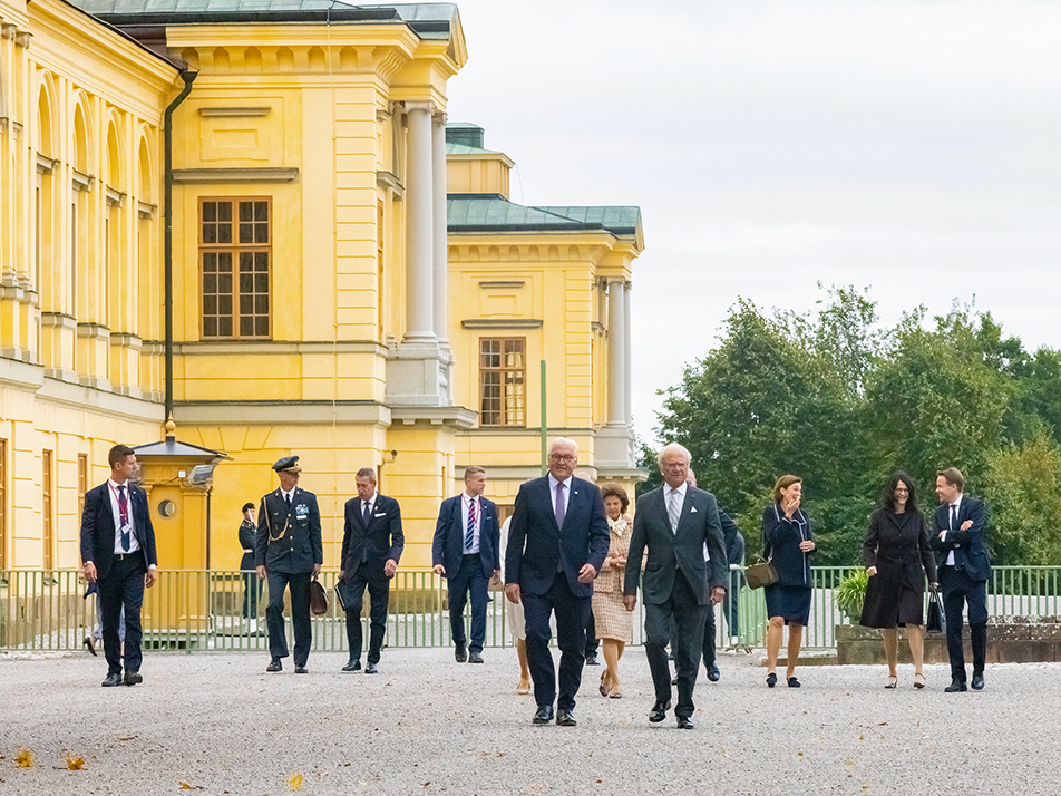 Kungaparet och presidentparet promenerar från Drottningholms slott till Drottningholms slottsteater. 