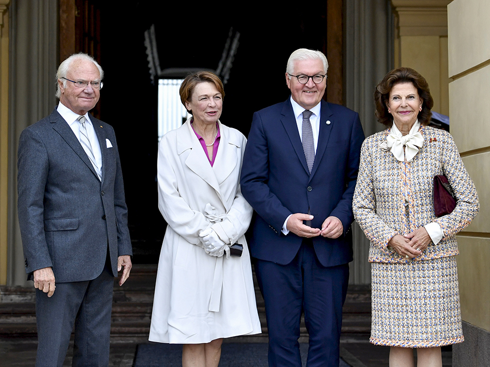 Kungaparet tillsammans med presidentparet utanför Drottningholms slott.