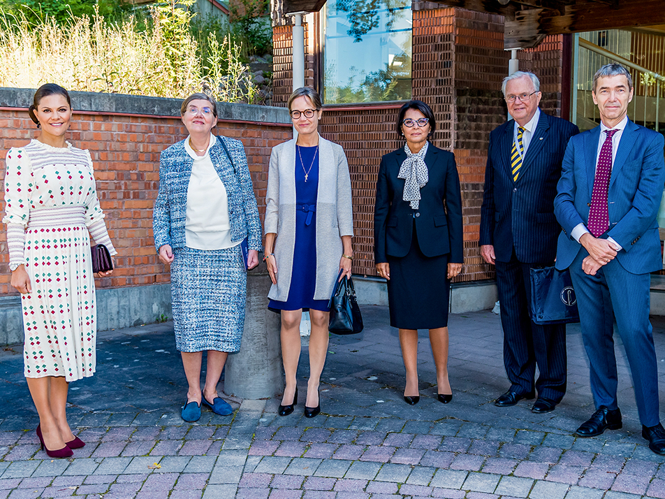 Vid ankomsten togs Kronprinsessan emot av Astrid Söderbergh Widding, Jessika van der Sluijs, Photini Pazartzis, Hans Corell samt Pål Wrange.