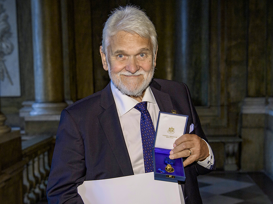 Musikern Hasse Andersson med H.M. Konungens medalj i 8:e storleken i högblått band. 