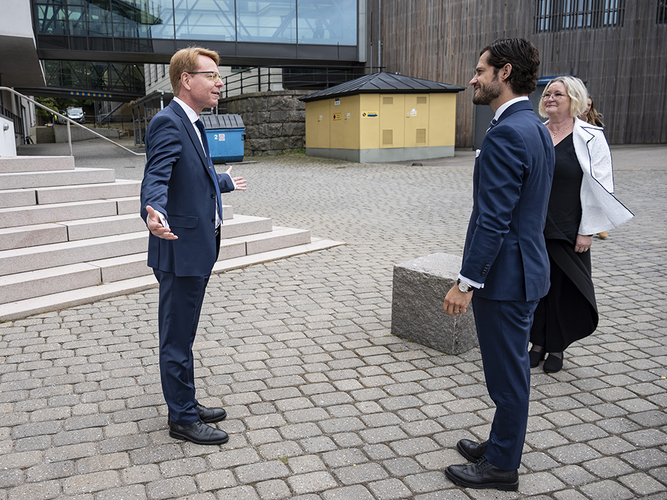 Rektor Mats Wiberg välkomnar Prins Carl Philip och vikarierande landshövding Helena Morgonsköld till Blekinge Tekniska Högskola. 