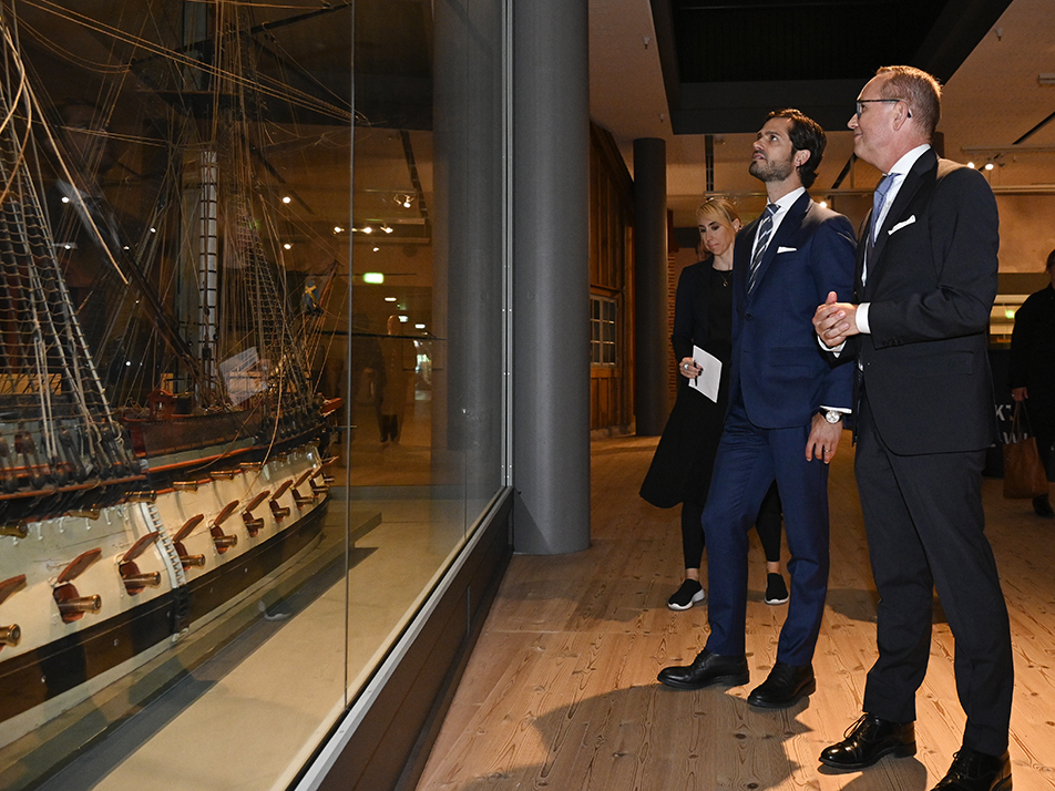 Museichef Mats Persson guidar under Prins Carl Philips besök på Marinmuseum. 
