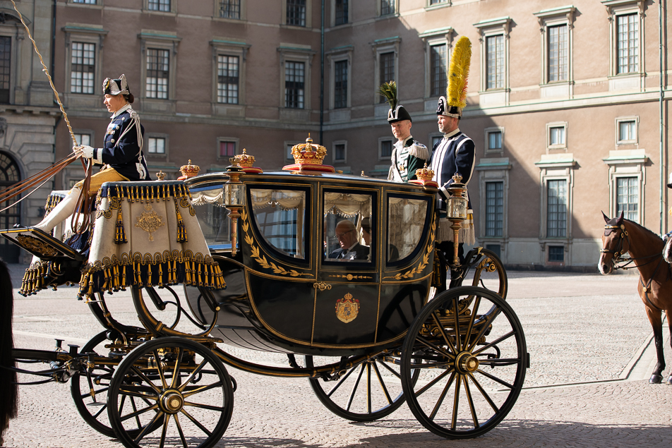 Kungaparet lämnar Kungliga slottet i en av Hovstallets vagnar.