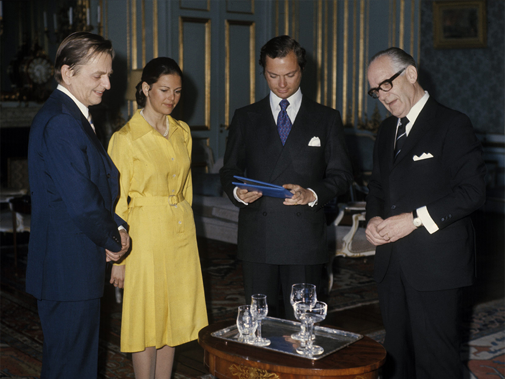 Glasservis från Kosta Glasbruk, formgiven av Sigurd Persson. Servisen var en gåva från riksdag och regering vid Deras Majestäters bröllop 1976 och används ofta vid den kungliga representationen.