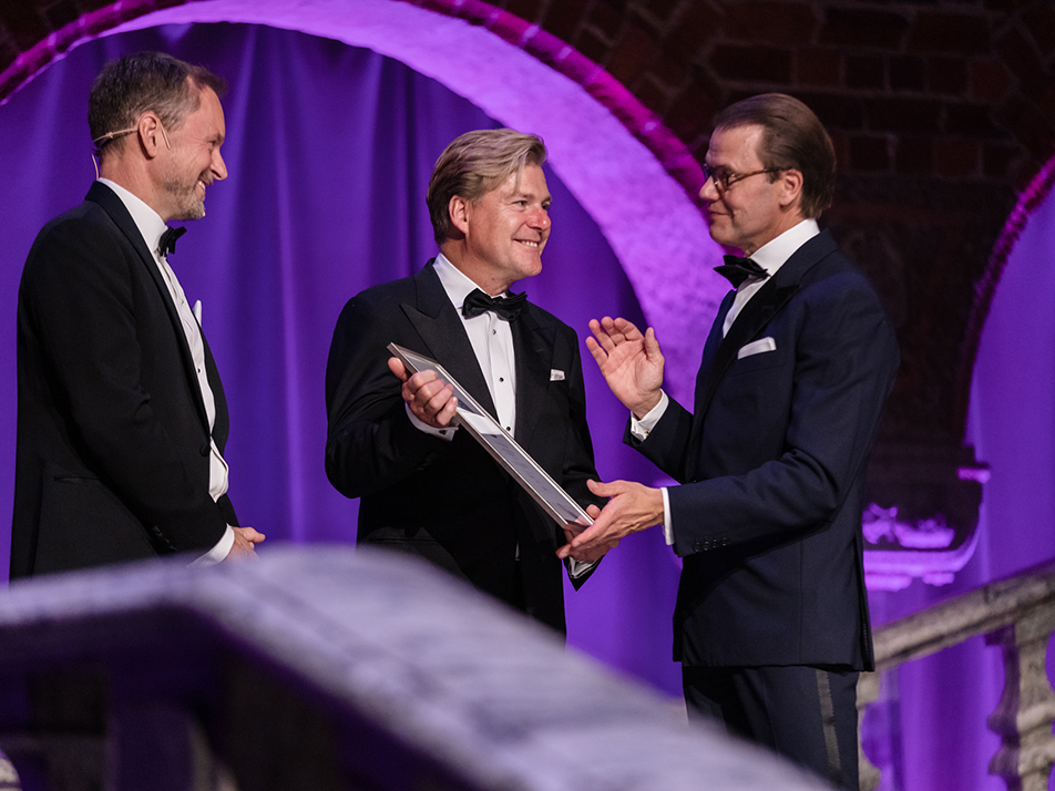Kristian Liljefors från Business Wellness Group tar emot utmärkelsen Founder of the year, kategori silver, av Prins Daniel vid Entreprenörsgalan i Stockholms stadshus. 