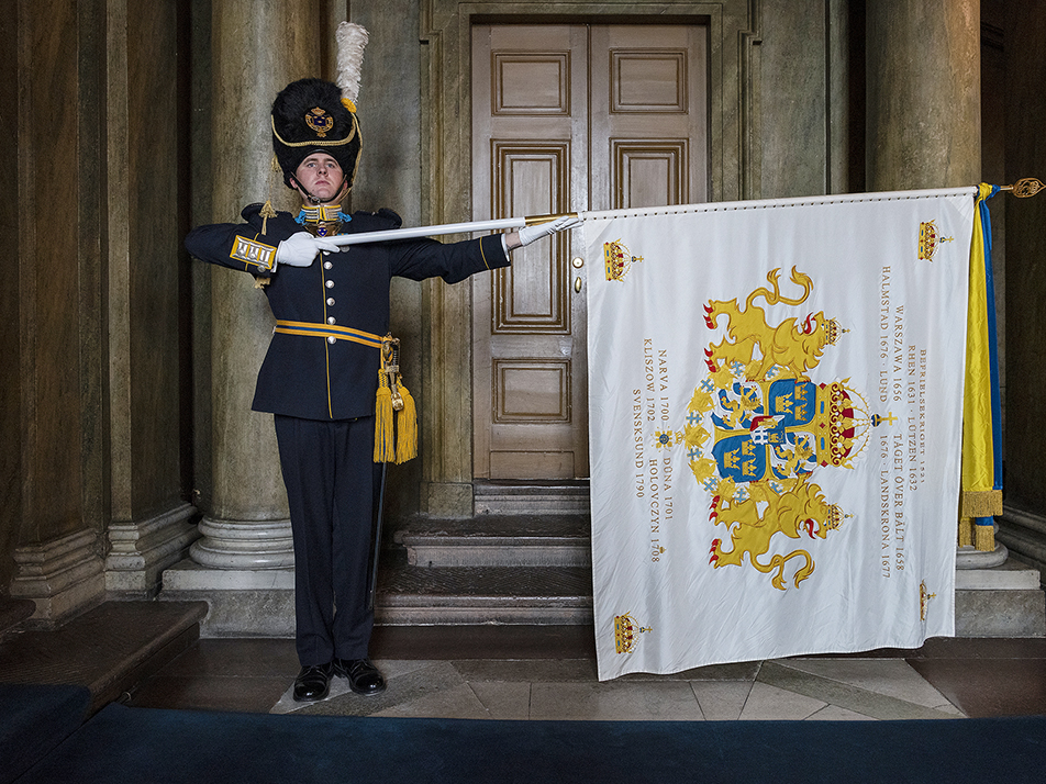 Livgardets fana hälsar ambassadörerna när de träder in i Kungliga slottet.