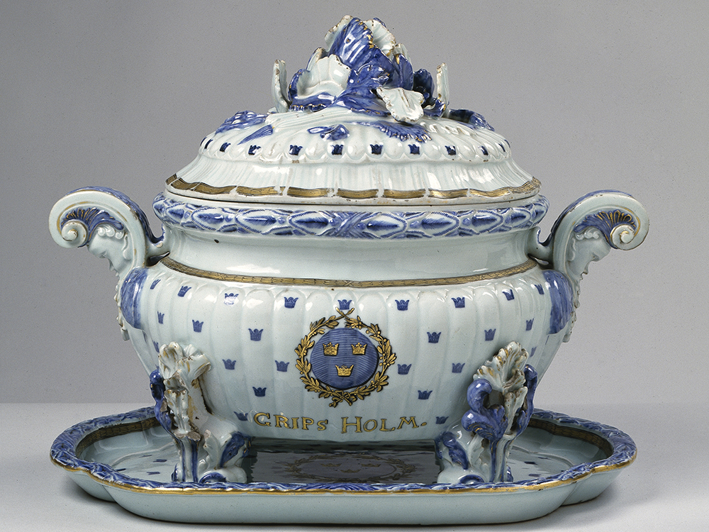 Tureen with dish from King Gustav III's Gripsholm service, made in China in 1775. The service was a gift to the king, presented by the Swedish East India Company in 1776. It originally consisted of about 700 pieces. In the 1810s, the service was considered unusable and the remaining pieces were sold at auction in 1819. Some of the service was reunited thanks to King Oskar II's efforts in the 1890s. 