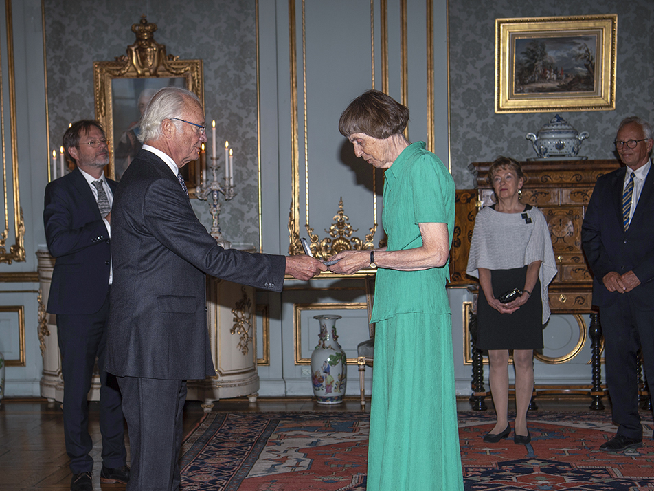 Kungen delar ut Johan August Wahlbergs medalj till professor emerita Karna Lidmar-Bergström vid ceremonin på Kungliga slottet.