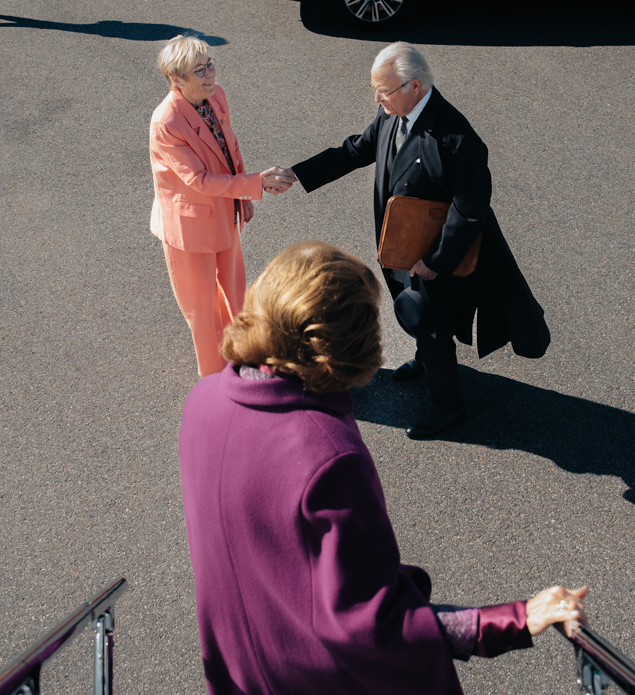 Landshövding Berit Högman hälsar Kungen och Drottningen välkomna på Midlanda flygplats.