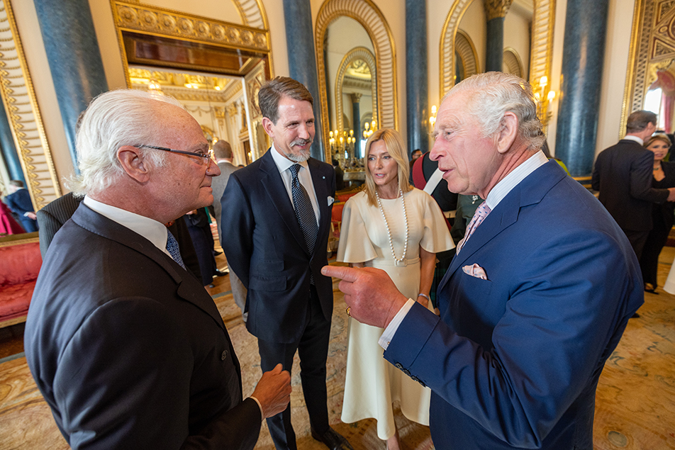 Kungen och Kung Charles i samtal under fredagens mottagning på Buckingham Palace. 