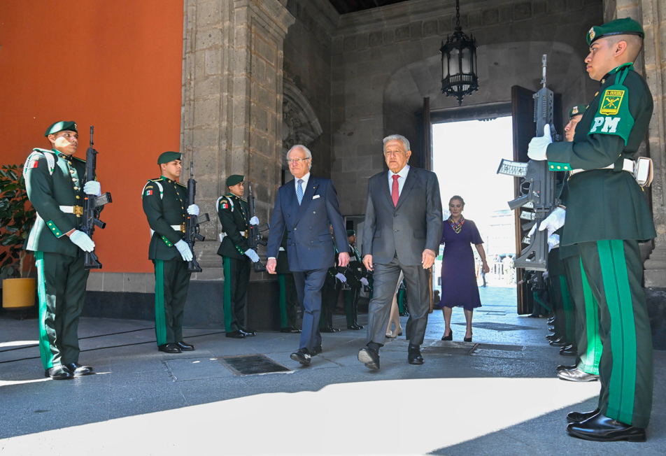 Kungen och presidenten anländer till nationalpalatset i Mexico City.