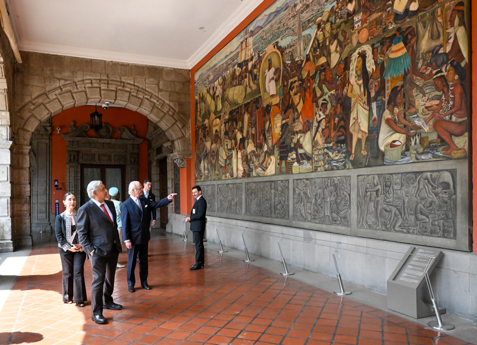 Kungaparet fick en guidad visning av nationalpalatset som började byggas för 500 år sedan och som i dag är ett världsarv. I palatset finns bland annat väggmålningar av konstnären Diego Rivera som illustrerar Mexikos historia.