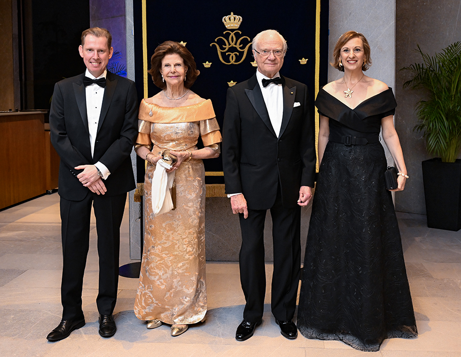 Kungaparet och ambassadör Gunnar Aldén med fru Sara Aldén vid ankomsten till banketten.