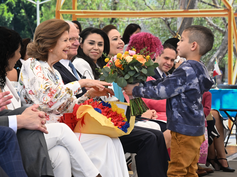 Under besöket på SOS Barnbyar fick Drottningen ta emot blommor från Luimar Badillo som bor i byn.