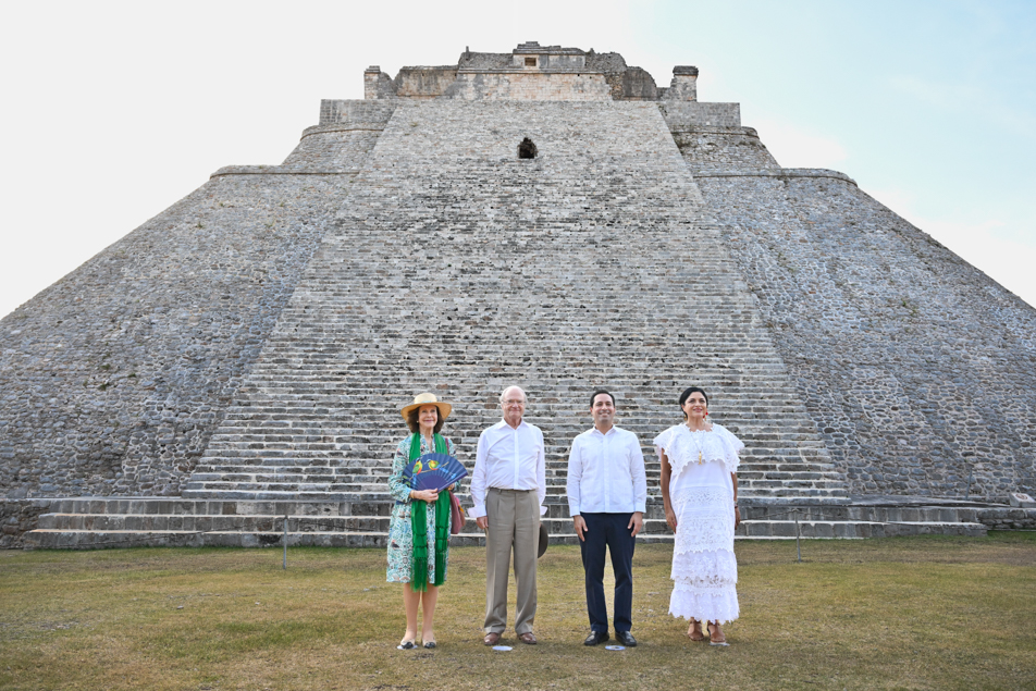 Kungaparet tillsammans med Yucatáns guvernör Mauricio Vila Dosal med fru Maria Eugenia Ortiz Abraham vid en av pyramiderna i ruinstaden.