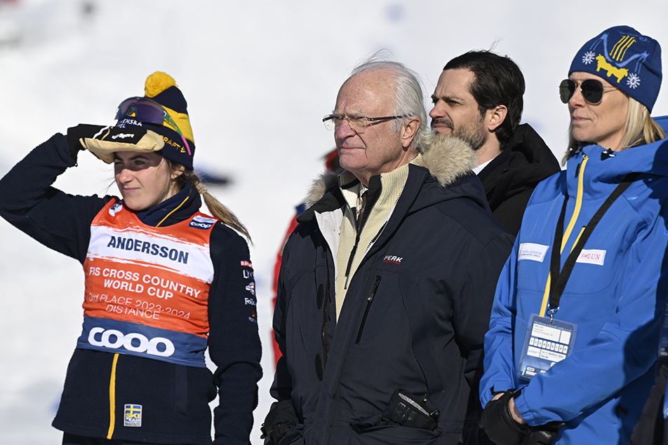 Kungen och Prins Carl Philip följde söndagens tävlingar i Svenska skidspelen. 