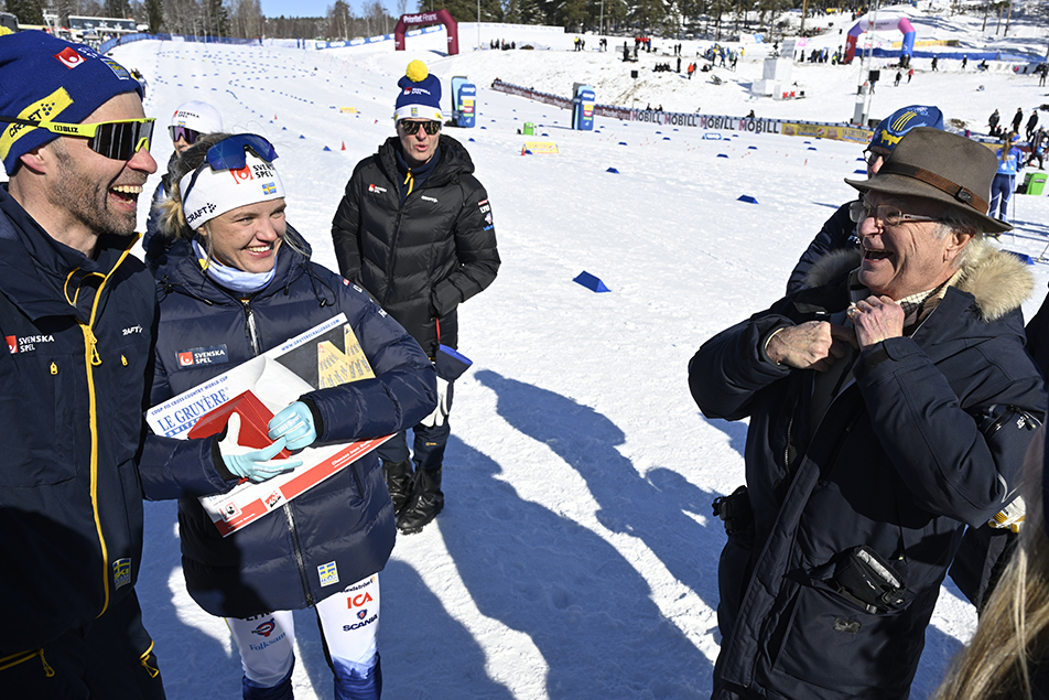 Kungen i samtal med Stefan Thomson och Linn Svahn under världscupavslutningen i skidor.