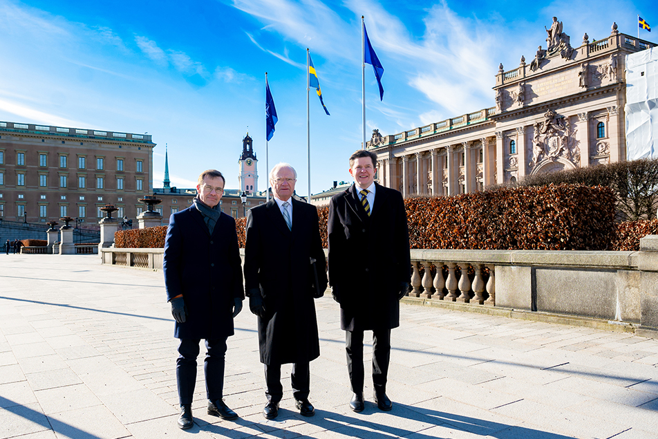 Kungen tillsammans med statsministern och talmannen vid Riksplan.