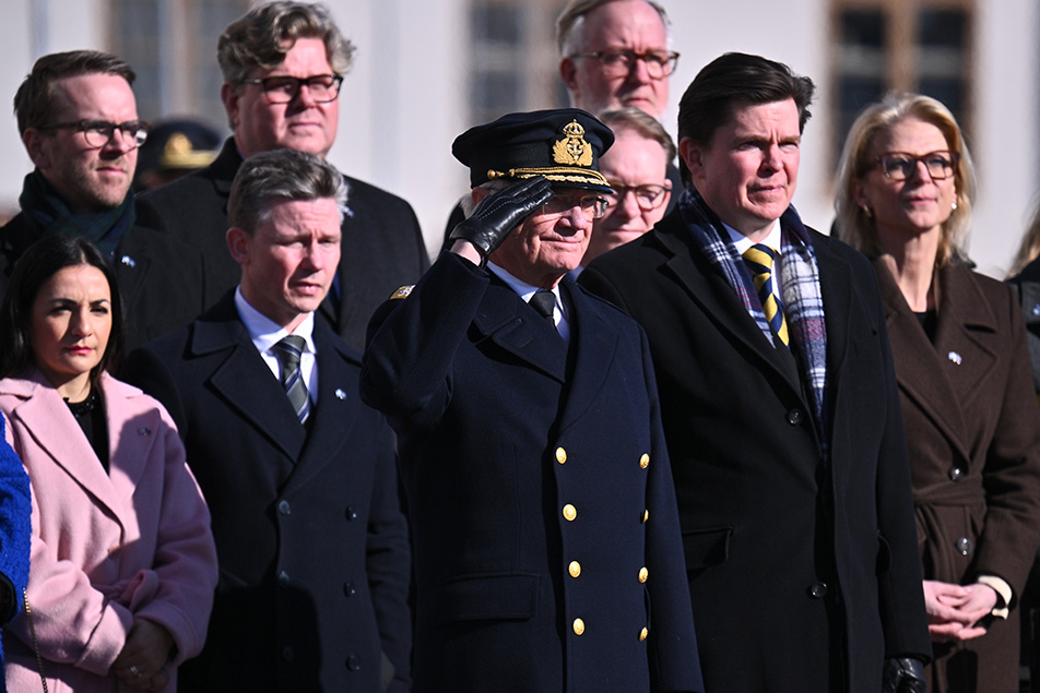 Kungen, talmannen, statsråden samt representanter för Försvarsmakten, det officiella Sverige och diplomatiska kåren samlades för en flagghissningsceremoni under överbefälhavarens värdskap på Karlbergs slott. 