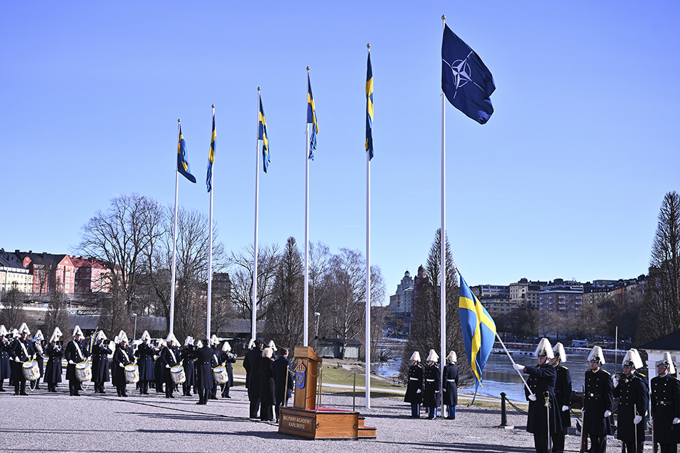 Natos flagga hissad utanför Karlberg.