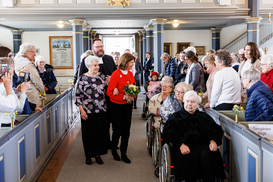 Drottningen tas emot i Västra Torsås kyrka i Lönashult där ceremonin hölls.