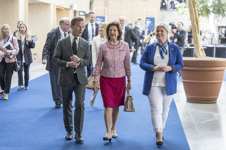 Drottningen tillsammans med statsminister Ulf Kristersson och socialtjänstminister Camilla Waltersson vid ankomsten till högnivåmötet. 