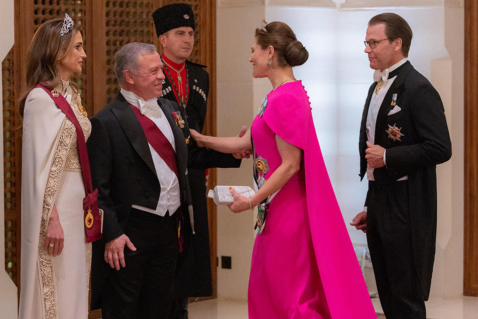 Konungen och Drottningen av Jordanien tar emot Kronprinsessan och Prins Daniel inför bröllopsmåltiden.