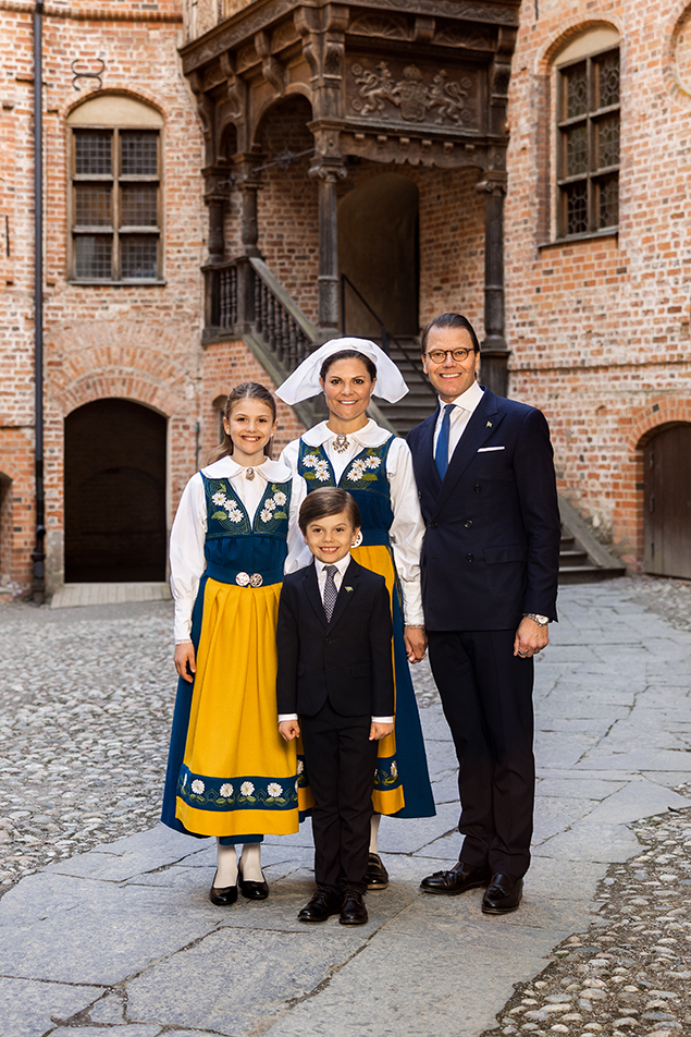 Kronprinsessfamiljen på Gripsholms slotts borggård.