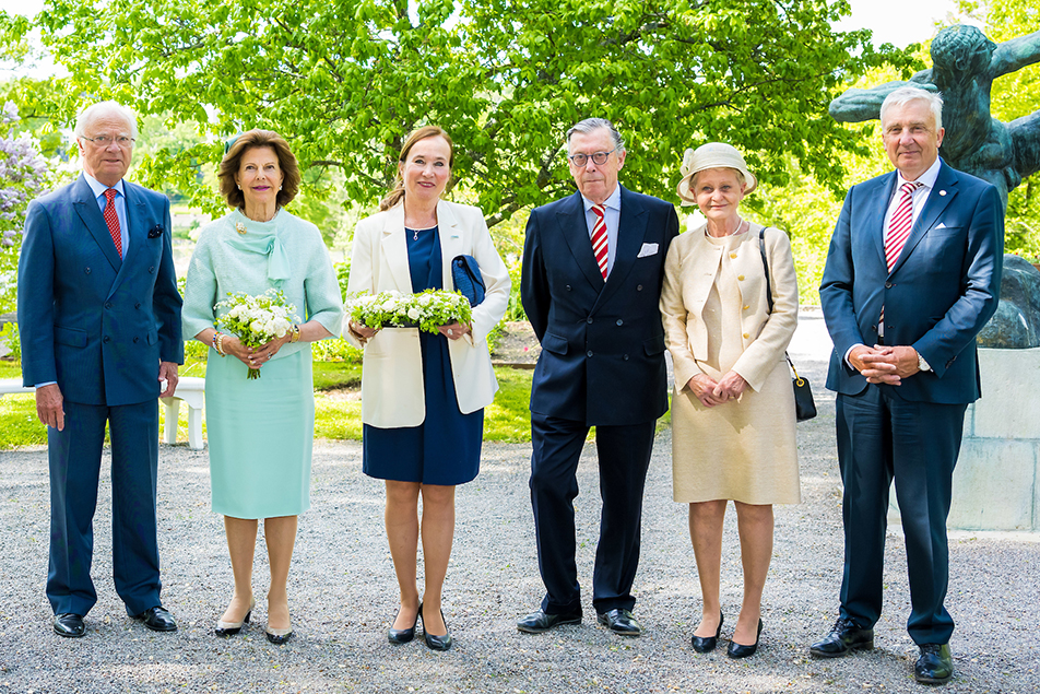 Kungaparet tillsammans med museets överintendent och chef Karin Sidén, styrelseordförande Fredrik Wersäll med hustru Anna Wersäll samt Hans Dyhlén, ordförande i Konstnärernas vänner. 