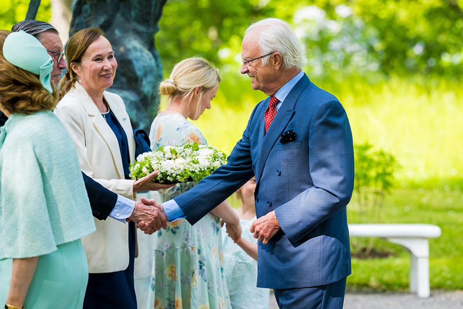 Kungen hälsar på Hans Dyhlén och Karin Sidén vid ankomsten till Prins Eugens Waldemarsudde.