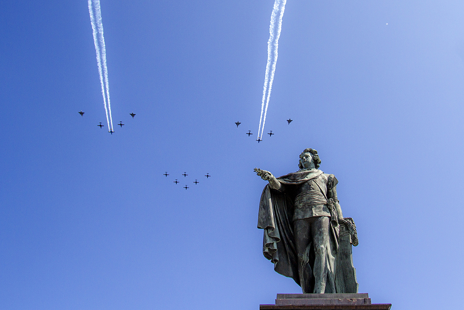 During the salute, a Jas 39 Gripen and an SK60 performed a flyover over the Royal Palace. 