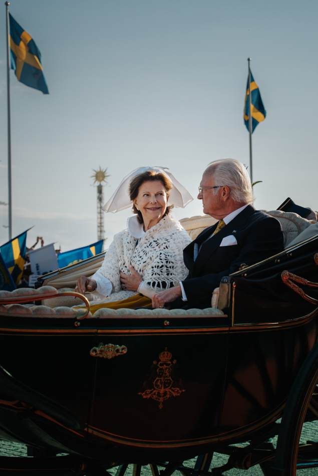 Kungen och Drottningen i en av Hovstallets vagnar.
