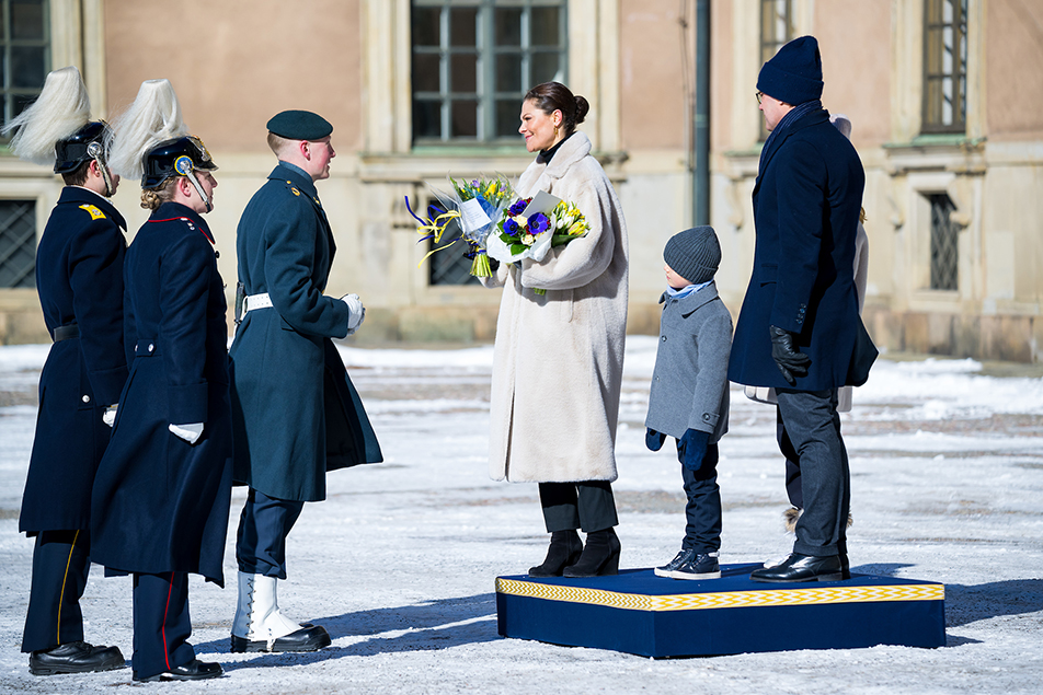 Representanter från honnörsstyrkan ur Livgardet, högvakten och musikkåren överlämnade blommor till Kronprinsessan.