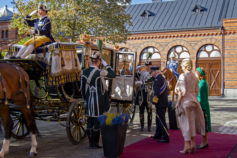 De båda kungarna tar plats i en av Hovstallets vagnar inför färden mot Kungl. Slottet.