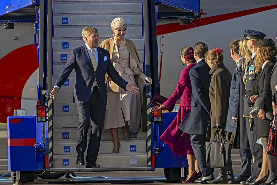 The King and Queen of the Netherlands are welcomed to Sweden by The Crown Princess and Prince Daniel. 