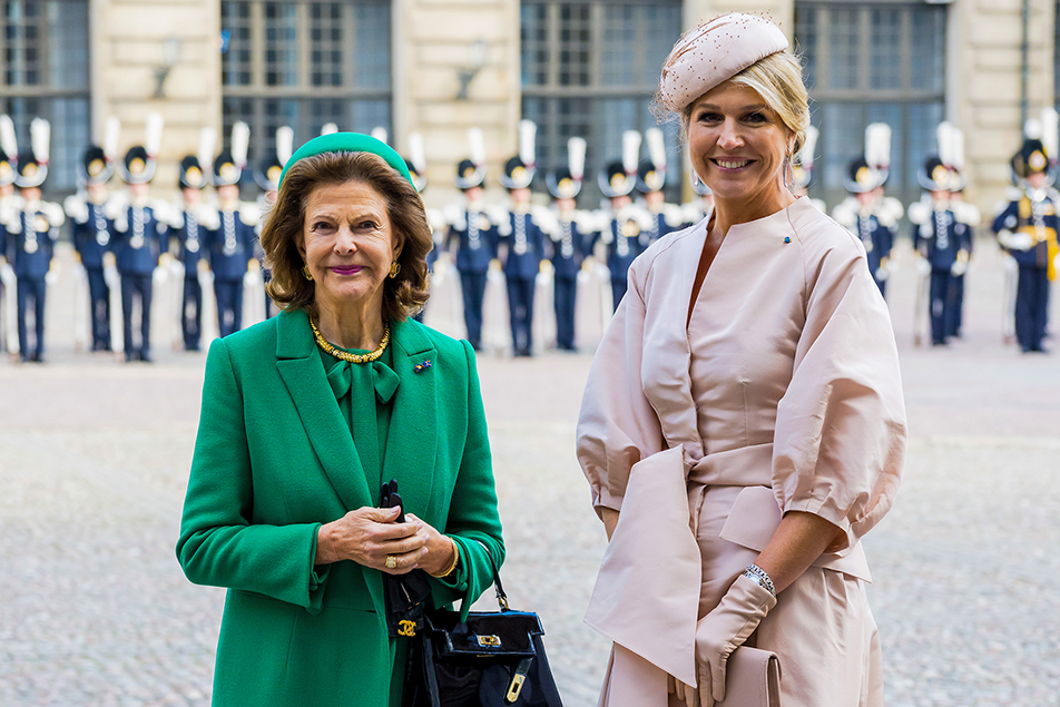 Drottning Silvia och Drottning Máxima hälsar på representanter för det officiella Sverige.