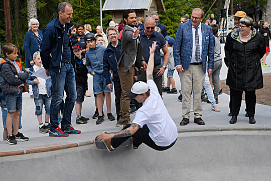 Prins Carl Philip och en skateboardåkare i samband med invigningen av VildaParken i Väse.
